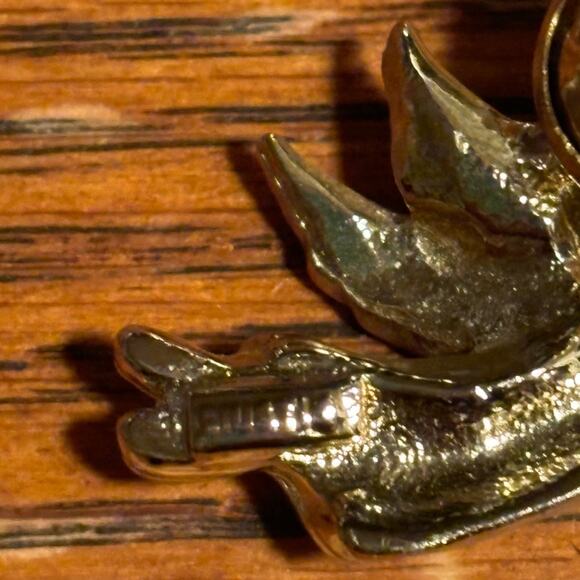 Gigio Giusti Flying Guardian Angel Lapel Pin Shiny Gold Tone Religious - Picture 3 of 7